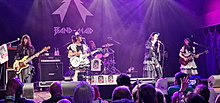 Band-Maid esineb House of Blues'is Dallas'is, oktoober 2022 (L-R: Misa, Miku Kobato, Akane Hirose, Saiki Atsumi, Kanami Tōno)