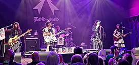 Выступление Band-Maid в House of Blues в Даллас, октябрь 2022 г. (Слева направо: Миса, Мику Кобато, Аканэ Хиросэ, Саики Ацуми, Канами Тоно)