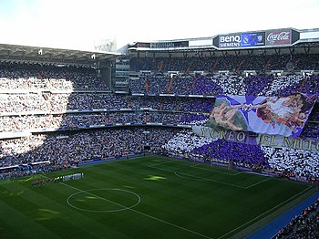 Santiago Bernabéu staadion Madridi Reali ja Madridi Atlético mängu ajal (2006).