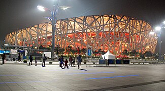 Stade National de Pékin; "le nid d'oiseau" de nuit. Herzog & de Meuron, institut China Architecture Design & Research Group[51], 2003. Artiste consultant : Ai Weiwei.