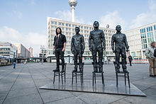 Sculpture iténérante représentant trois lanceurs d'alerte