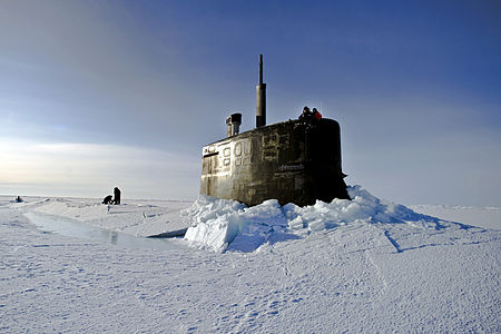 Das U-Boot USS Connecticut durchbricht bei Prudhoe Bay das Eis