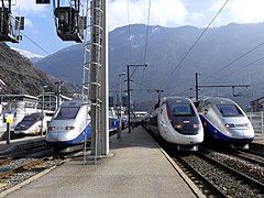 Chassé-croisé de TGV en hiver.