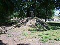 Gedenkstein, Pavillon, Mauer im Park Gribow