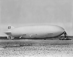 LZ 129 Hindenburg Lakehurstissa vuonna 1936.