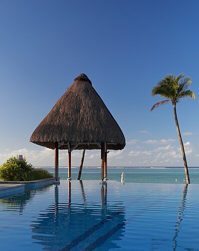 «Бесконечный» бассейн на фешенебельном курорте в Маврикии