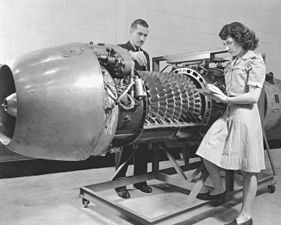 Un Jumo 004 est étudié en détail par les ingénieurs de l’Aircraft Engine Research Laboratory du National Advisory Committee for Aeronautics (NACA), en 1946. Le NACA est l'ancêtre de la NASA actuelle.