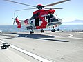 Et helikopter lander på et helikopterdekk på fartøyet «Swift»