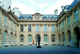 Courtyard of the Hotel de Saint-Aignan, which houses the Musée d'Art et d'Histoire du Judaïsme