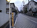 滑り止め対策のマーキングがついた車道 東京都港区三光坂