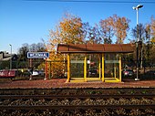 Station Wezemaal in 2020 voor de werken met schuilhuisje en oud type stationsbord