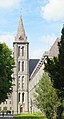 2013 : abbatiale vue de côté de l'abbaye de Maredsous en activité.