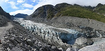 2013, showing the maximum height of the glacier reached around 2009