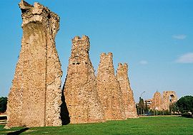 Roman ruins, آب‌گذر