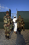 Một người bị dẫn vào Trại X-Ray, Vịnh Guantánamo, Cuba
