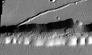 热辐射成像系统拍摄的卢娜沼区拉贝亚提斯堑沟群特写。