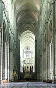 Het interieur van de kathedraal gezien vanaf de ingang