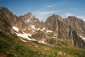 Pic de la Mine, vu de l'est. De g. à dr. du sommet, l'aiguille Morin, le Bec de Corbeau, le Petit Corbeau, le col de la Frèche, le pic de la Frèche et la crête de la Pique.