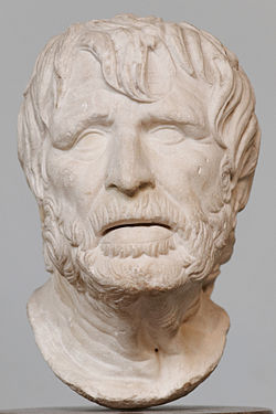 „Псевдо-Сенека“: мраморен бюст, дълго смятан за отнасящ се до римския философ Сенека; днес приеман за бюст на Хезиод. Римско копие от 2 в. пр. Хр. на елинистичен оригинал.)