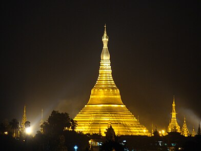 Veçori të ndryshme arkitekturore që përfshijnë Pagodan Shwedagon dhe stupat e ngjashme në stilin mon në Yangon, Myanmar.