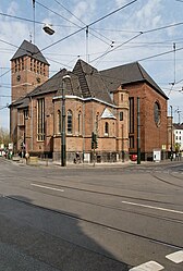 Bilker Kirche am Straßenknoten von sieben Straßen: Bilker Allee, Lorettostraße, Neusser Straße, Gladbacher Straße, Volmerswerther Straße, Martinstraße und Benzinbergstraße