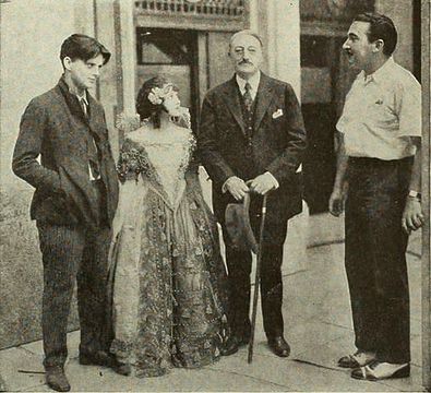 Drew (con el bastón) visita el plató de la película To Have and to Hold (1922). Junto a él están Arthur Rankin, Anne Cornwall y el director George Fitzmaurice. Drew y Rankin fueron parientes por matrimonio. Su difunto hermano Sidney Drew se casó con Gladys Rankin. Drew nunca participó en producciones cinematográficas.