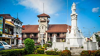 Plaza Rizal sa Zamboanga City nga nagpakita sa mga balay nga adunay Spanish Colonial architecture