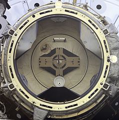 Foto del Meccanismo di Attracco APAS-95 del PMA-2 prima dell'attracco dello Space Shuttle Endeavour alla ISS, durante la missione STS-108