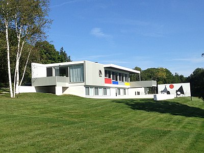 The Stillman House Litchfield, Connecticut, por Marcel Breuer (1950) O mural da piscina é de Alexander Calder