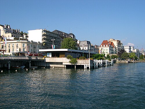 Bâtiment de la CGN d'Évian vu du lac Léman.