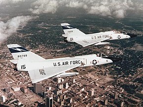 F-106A（手前）、F-106B（奥）