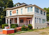 Das 1895 als Wohnhaus von Adoniram Grant Eames (1864–1941), dem Gründer von Chico Soda Works, gebaute Haus im South Campus Historic District wird heute als Fraternity-Haus genutzt.