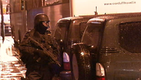 ダブリンで発生したギャングメンバー殺害事件の影響でUZIを手に市街地を警備するアイルランド警察の緊急対応ユニット(ERU)隊員 （2006年12月14日）