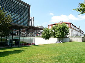 Edificis i jardí en el centre cultural Vila Flor.