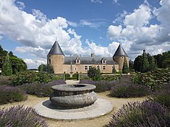 Le côté ouest depuis les jardins.