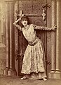 サルドゥの史劇「テオドラ」でタイトルロールのテオドラ皇后に扮するサラ・ベルナール。ナダール撮影、1882年。