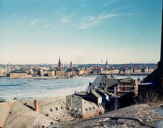 En vy från Skinnarviksberget över Riddarfjärden mot Riddarholmen med drygt 40 års mellanrum. I förgrunden syns taken från Münchenbryggeriet och bryggeriets skorsten är till höger i bild (något beskuret). På fotografiet från 2008 har fartyget Mälardrottningen vid Södra Riddarholmshamnen tillkommit annars är sig allt likt.