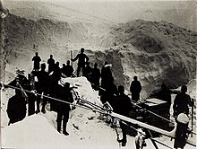 Von einer Schneelawine verschüttete Drahtseilbahn in der Ceremanaschlucht (BildID 15574290).jpg