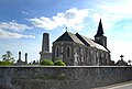 L'église Saint-Martin et le monument aux morts.