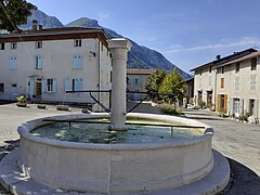 La fontaine sur la place du village.