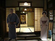 家庭用の仏壇の例。NHKのドラマ『ごちそうさん』で再現された大阪の「西門家」の居間の仏壇