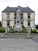 Le monument aux morts devant la mairie.