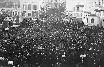 La place de l'hôtel de ville (actuelle place Charles-de-Gaulle) investie par la foule le jour de l'armistice du 11 novembre 1918.