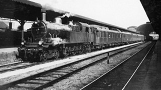 NS 6021 met trein D111 uit Hoek van Holland langs het perron van het N.S.-station Utrecht C.S. (Tussen 1925 en 1935)