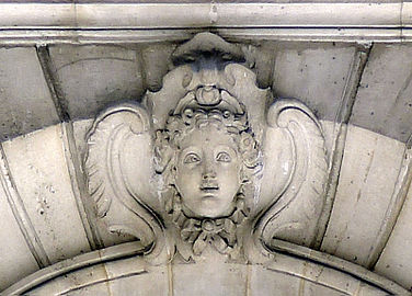 Mascaron au-dessus de la porte.