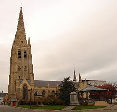 Iglesia de Saint-Vaast de Hondschoote, estilo gótico flamenco marítimo en ladrillo amarillo