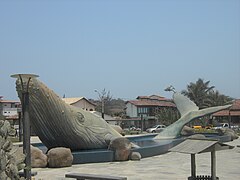 Socha kerpokaka, ze kterého lze vidět jen hlava a ocas, na místě hřbetu se nachází bazén, který má patrně připomínat hladinu moře