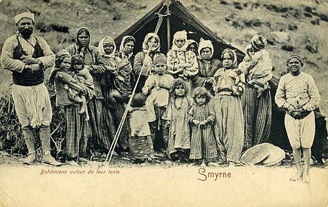 Een Roma-man met zijn vrouwen en kinderen in Smyrna (huidige İzmir), circa 1903