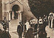 dr Pàpscht Pius XI., wo vor dr Schtàtüüta vu dr hl. Theresia-n-ìm Vàtikàànischa Gàrta düat batta — d’ Schtàtüüta-n-ìsch àm 17. Mai 1927 iig’wäijt worra