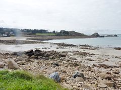 La Pointe Annaoulesten en arrière de la plage de Port Blanc.